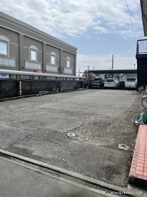 駐車場あります。普通車で5台ほど駐車できます。｜山本　耕司(やまもと　こうじ)ブリーダー(埼玉県・シーズーなど・JKC登録)の紹介写真3