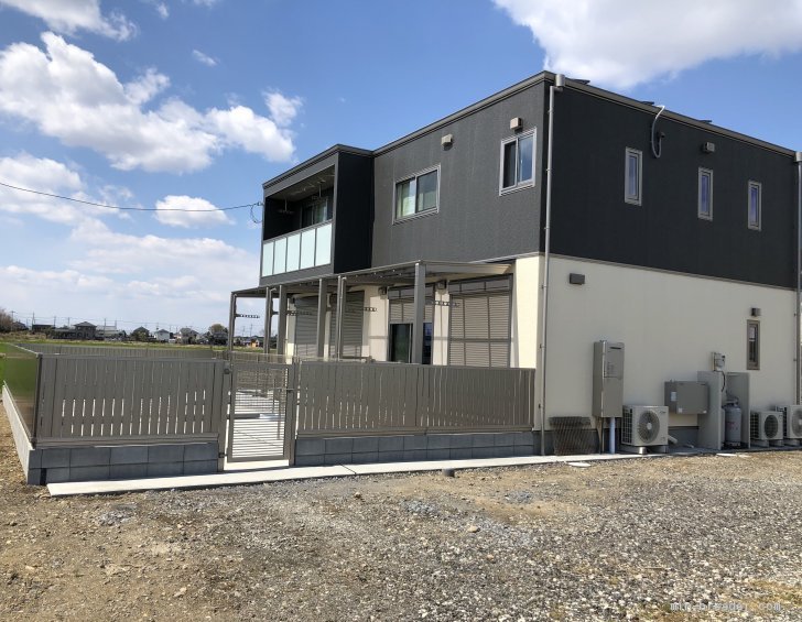 一階全てがわんこスペースです。広々としたドッグランには屋根付きスペースもあります。｜林　真由美(はやし　まゆみ)ブリーダー(埼玉県・マルチーズなど・JKC登録)の紹介写真3