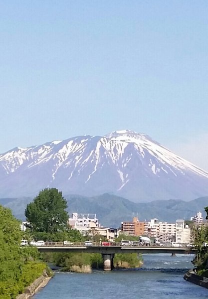 盛岡市内より岩手山を望む｜永島　紫雨子(ながしま　しうこ)ブリーダー(岩手県・ウェルシュ・コーギー・ペンブロークなど・JKC登録)の紹介写真1