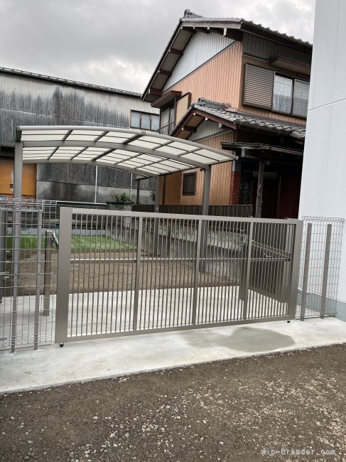 ドッグランです。フェンスの高さは150センチあります。人口芝もあります。｜高田　幸枝(たかだ　ゆきえ)ブリーダー(岐阜県・柴犬・日本犬保存会登録)の紹介写真6