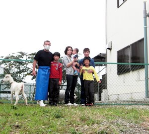 家族、スタッフ一丸となって頑張っております!!｜岡田　勝(おかだ　まさる)ブリーダー(埼玉県・柴犬など・JKC登録)の紹介写真1