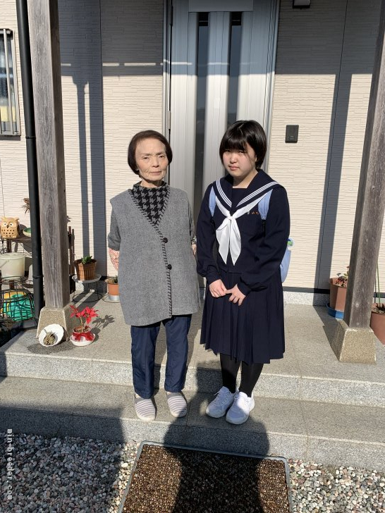 祖母と長女も犬の世話をしてます。｜小野　潤一郎(おの　じゅんいちろう)ブリーダー(大分県・ミニチュアダックスフンド(ロング)・JKC登録)の紹介写真1